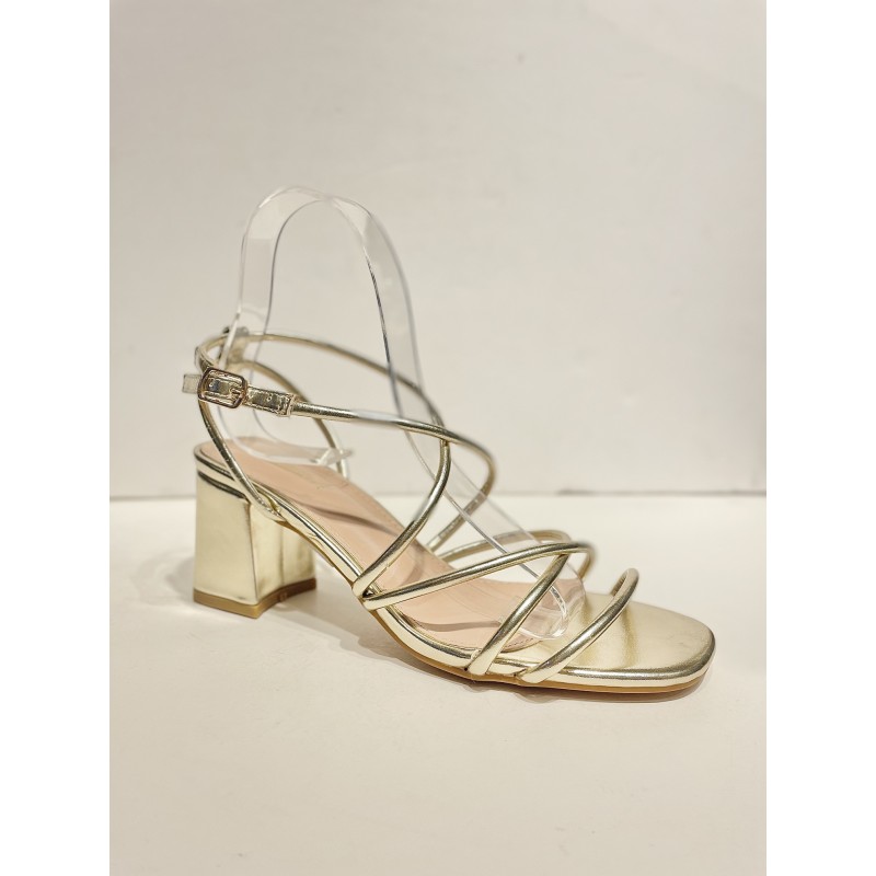 Sandalia tacón bajo