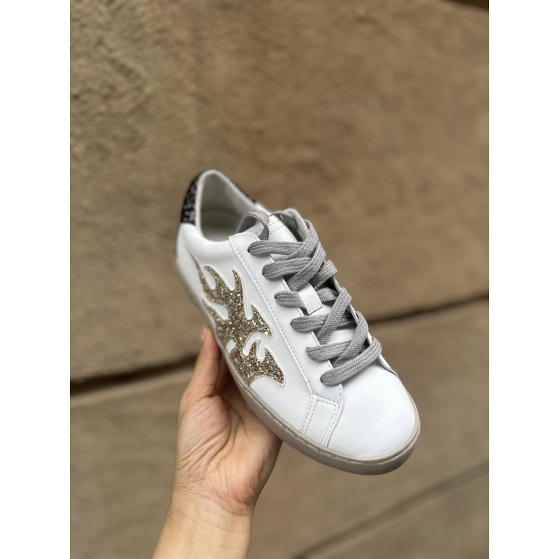 deportiva plana con plataforma baja