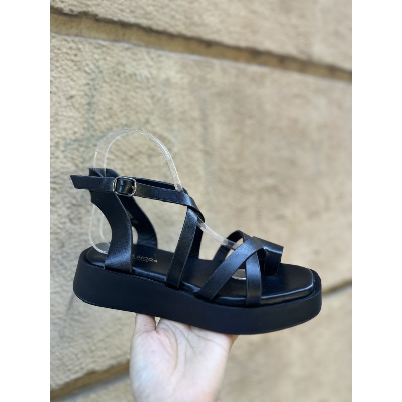 Sandalia de tiras cruzada