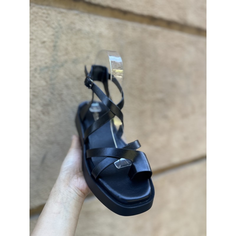 Sandalia de tiras cruzada