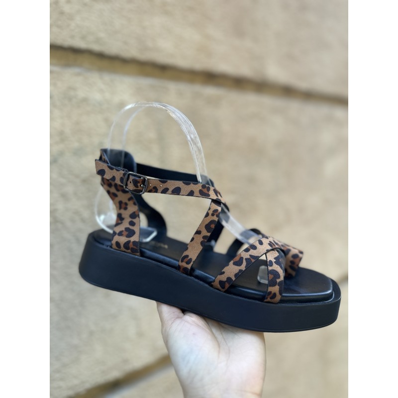 Sandalia de tiras cruzada