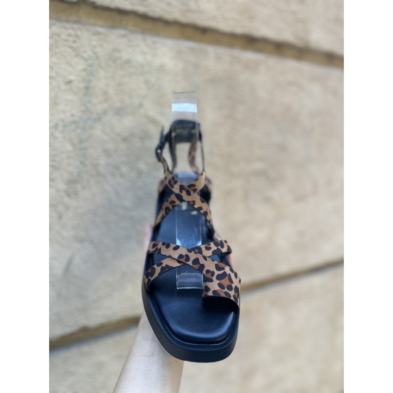 Sandalia de tiras cruzada