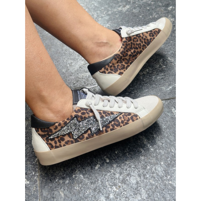 Deportiva en purpurina con rayo