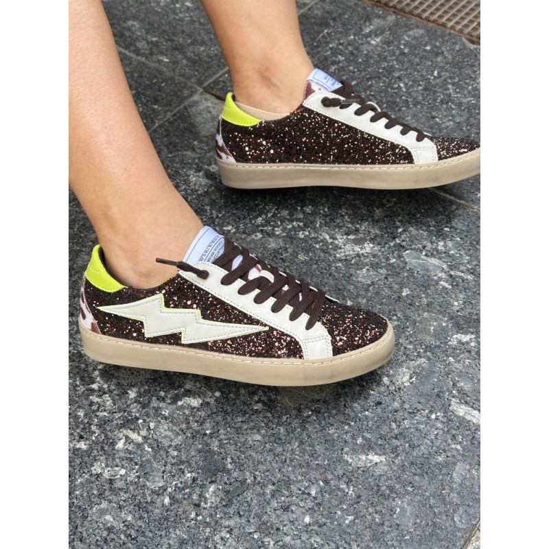 Deportiva en purpurina con rayo