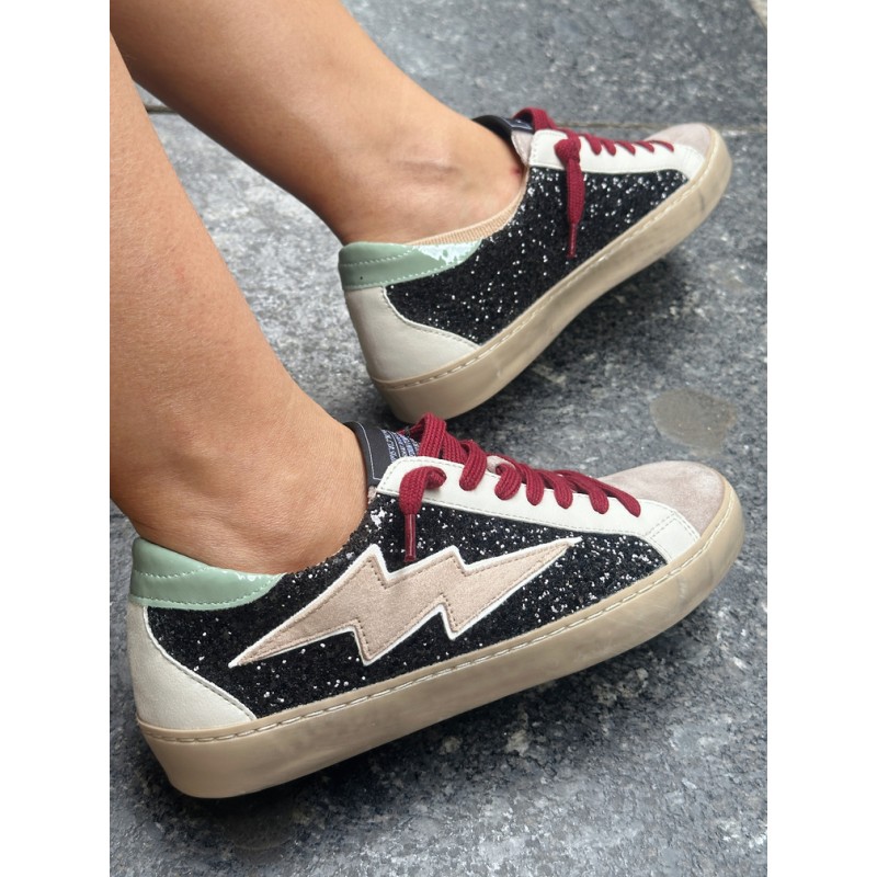 Deportiva en purpurina con rayo