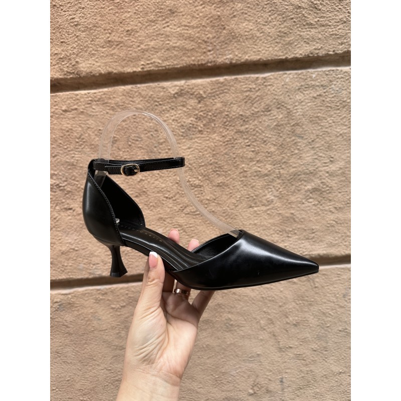 Zapato de tacón elegante en acabado dorado