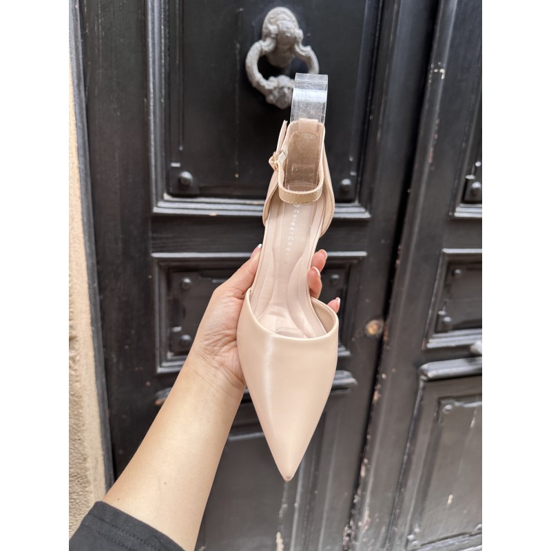 Zapato de tacón elegante en acabado dorado