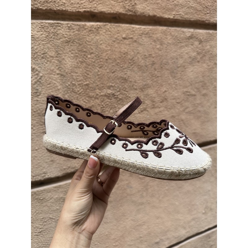 Espadrille bordada con correa