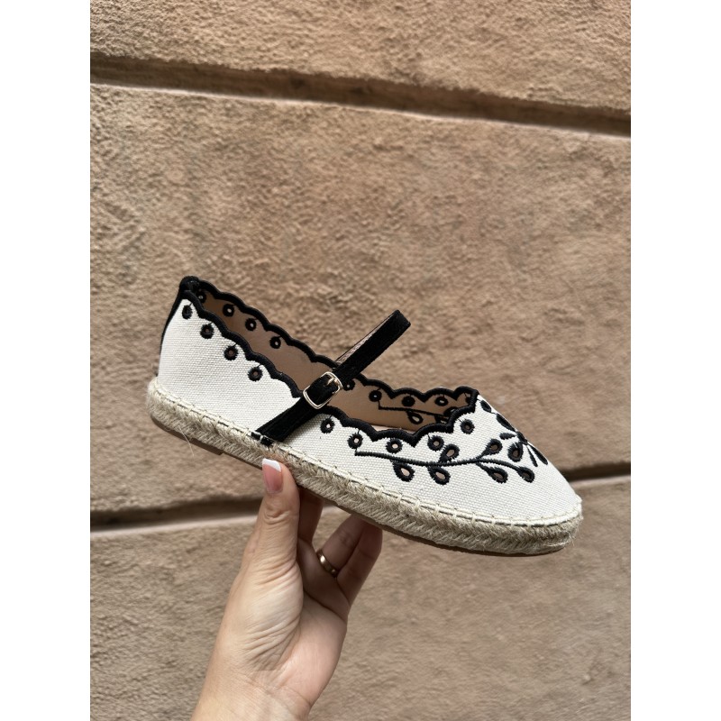 Espadrille bordada con correa