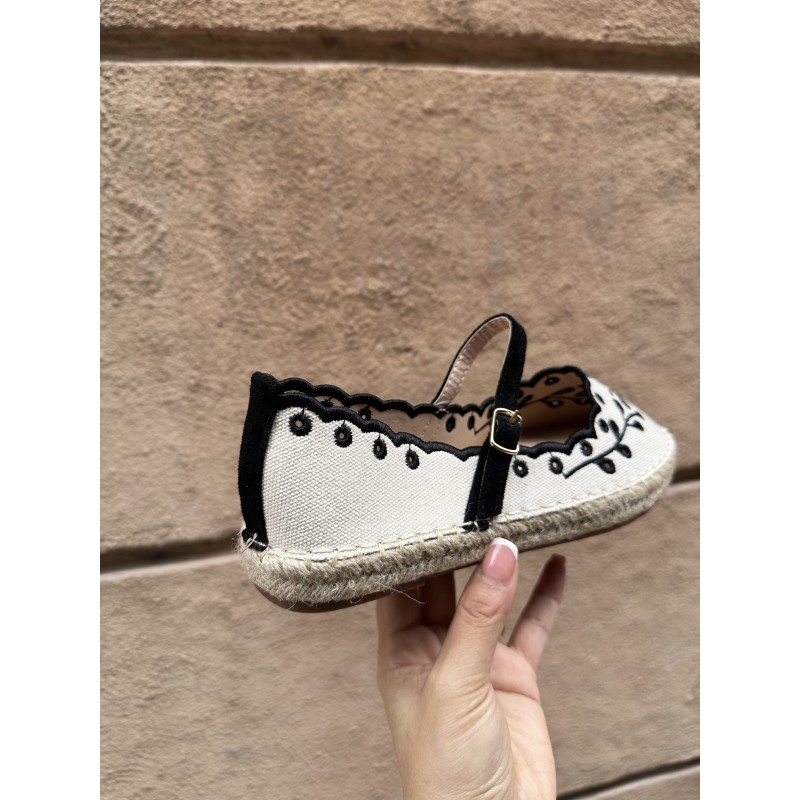 Espadrille bordada con correa