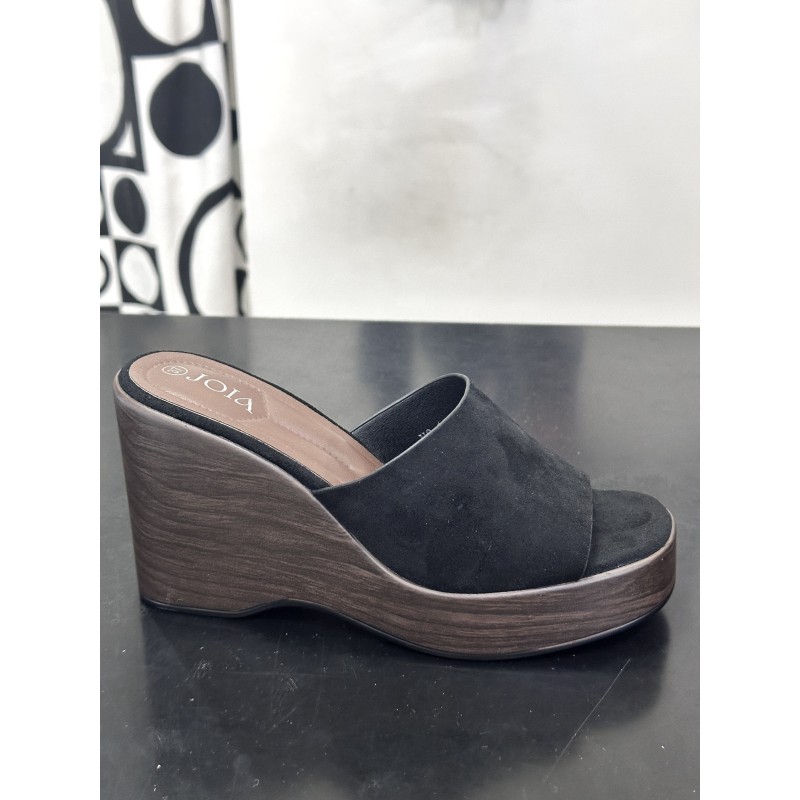 Zuecos de plataforma con tacón de madera, estilo moderno y chic.