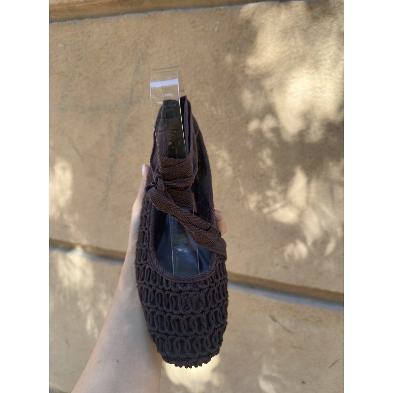 Bailarinas de crochet marrón y crema con cordones, cómodas y ligeras.