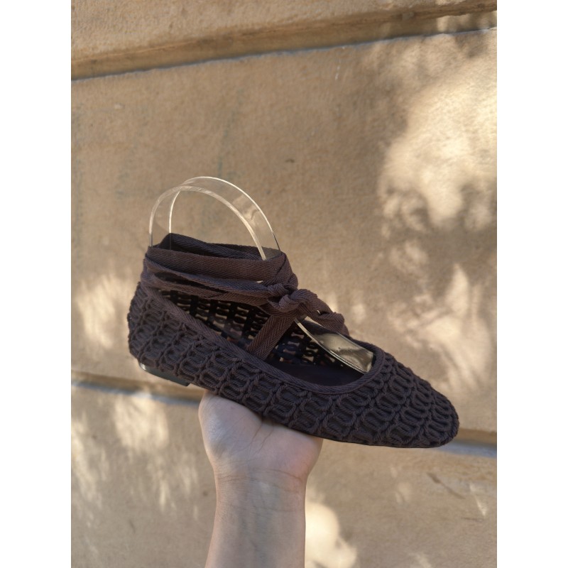 Bailarinas de crochet marrón y crema con cordones, cómodas y ligeras.