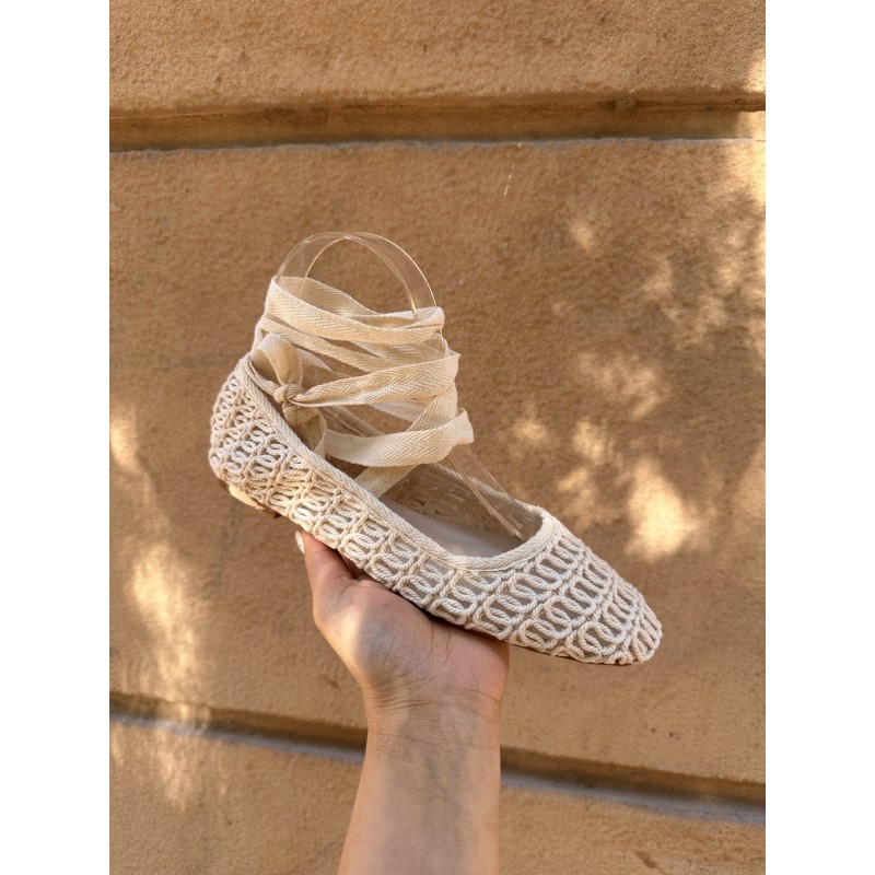 Bailarinas de crochet marrón y crema con cordones, cómodas y ligeras.