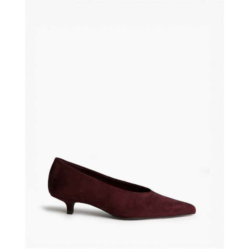 zapato con tacón bajo