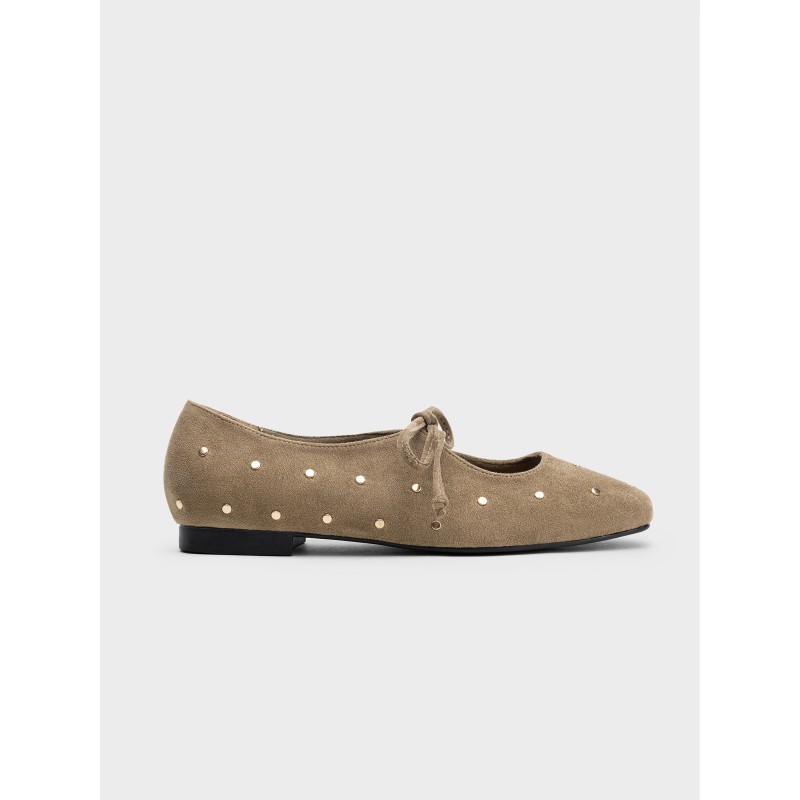 Zapato plano estilo bailarina con lazos y remaches... 2