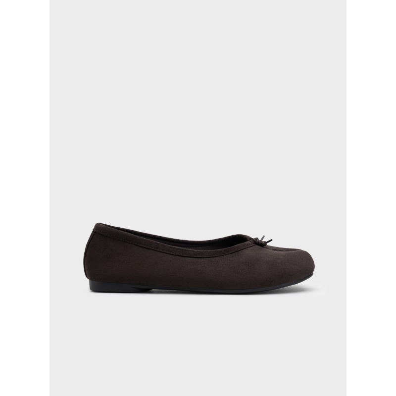 Zapatos de bailarina modelo tabi, suave material ante, diseño original, suela plana ideal para el día a día.