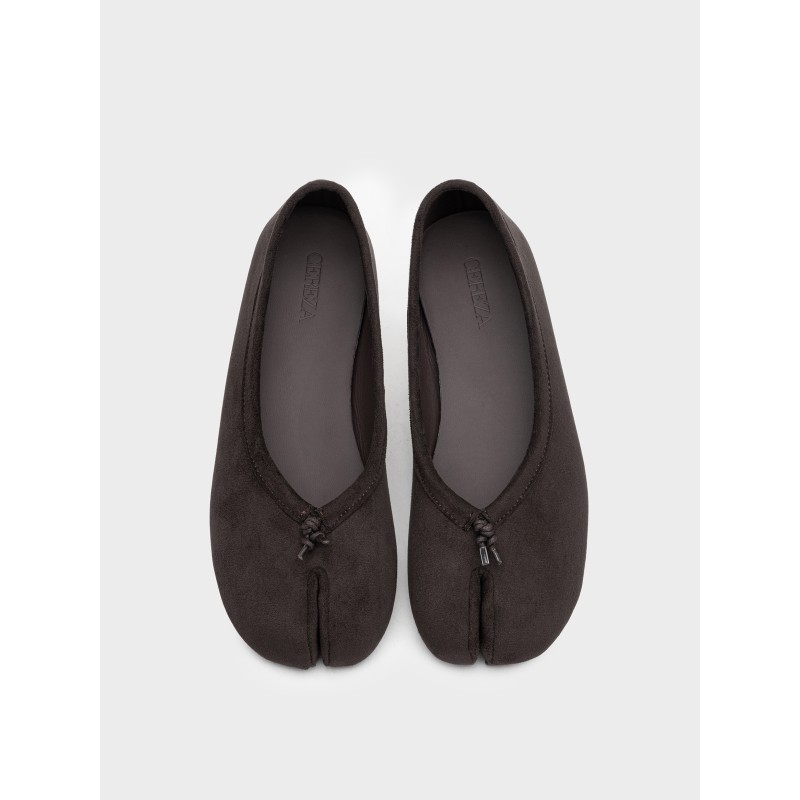 Zapatos de bailarina modelo tabi, suave material ante, diseño original, suela plana ideal para el día a día.