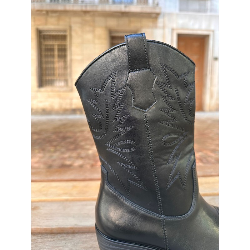 Botas vaqueras con bordados decorativos, punta afilada, tacón bloque, estilo western muy actual.