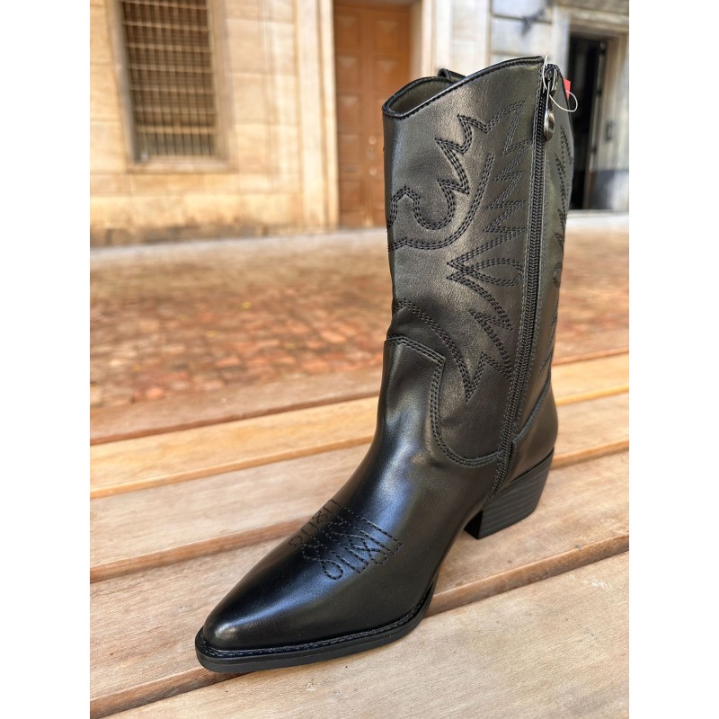 Botas vaqueras con bordados decorativos, punta afilada, tacón bloque, estilo western muy actual.