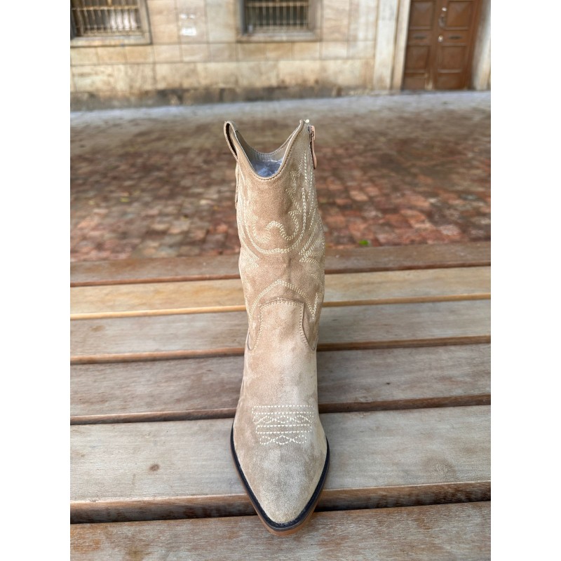 Botas vaqueras con bordados decorativos, punta afilada, tacón bloque, estilo western muy actual.