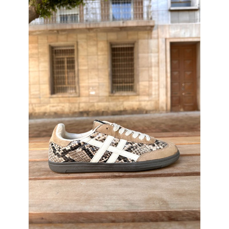 Zapatos Mary‑Jane planos con tachuelas metálicas, hebilla ajustable y suela de costura artesanal