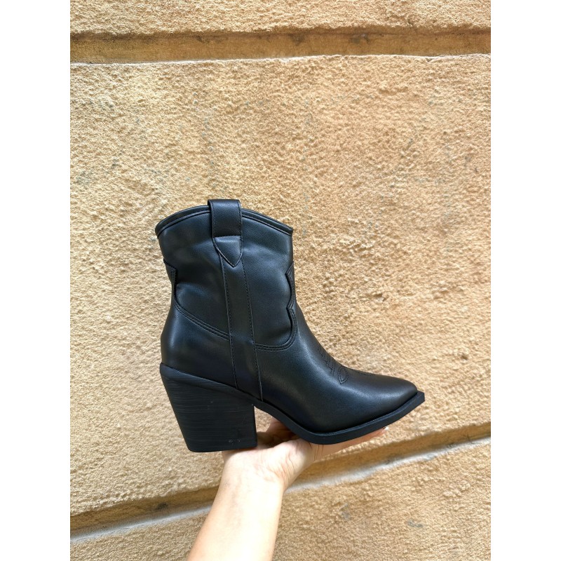 Botines vaqueros punta afilada, costuras decorativas, tacón grueso y cremallera interior, estilo otoñal.