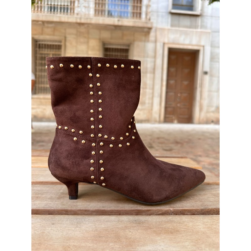 Botines de ante sintético con tachuelas, punta afilada, tacón fino, ideal para look otoñal elegante.