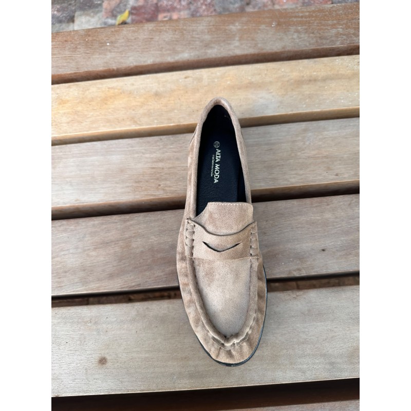 Mocasines de ante sintético, diseño clásico, suela plana, calzado cómodo para el día a día.