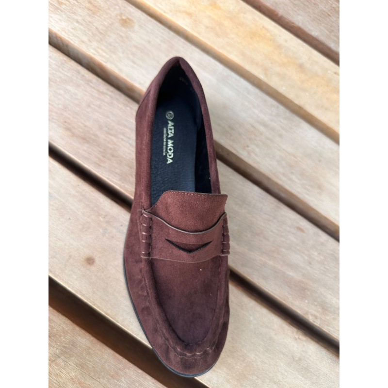 Mocasines de ante sintético, diseño clásico, suela plana, calzado cómodo para el día a día.
