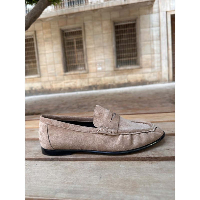 Mocasines de ante sintético, diseño clásico, suela plana, calzado cómodo para el día a día.