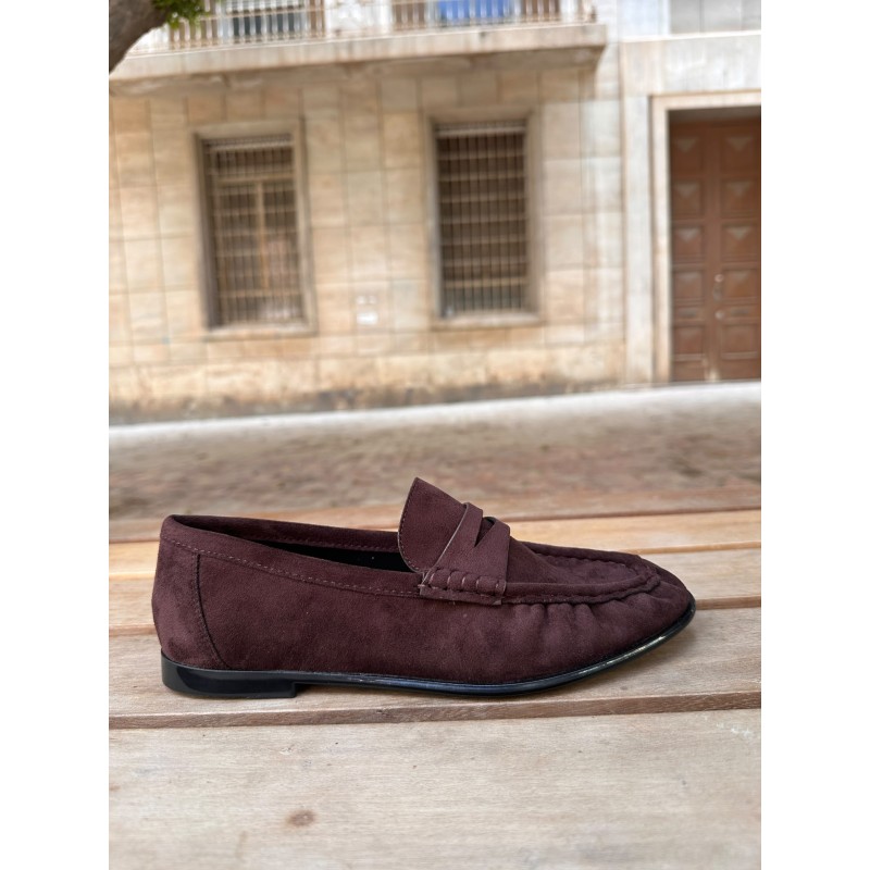 Mocasines de ante sintético, diseño clásico, suela plana, calzado cómodo para el día a día.