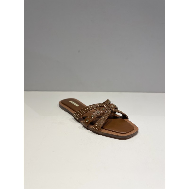 Sandalias plana tachuelas