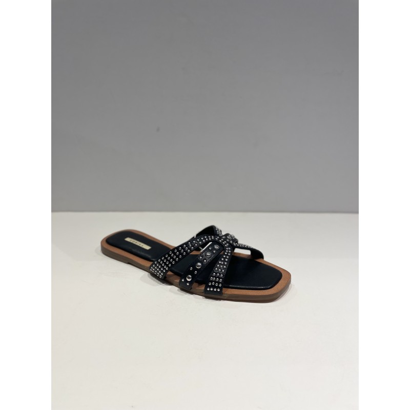 Sandalias plana tachuelas