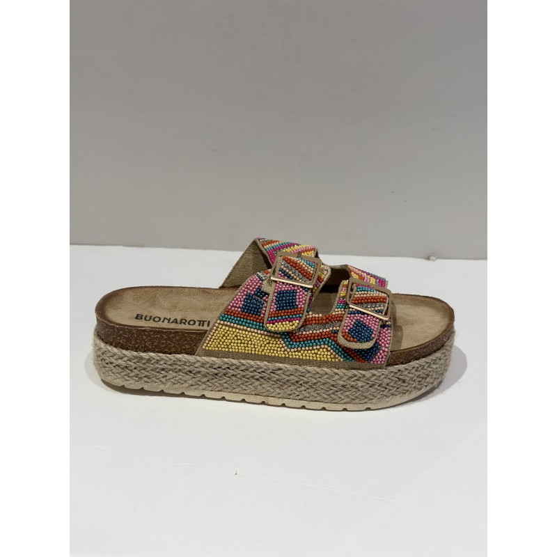 Sandalia de cuña con doble hebilla